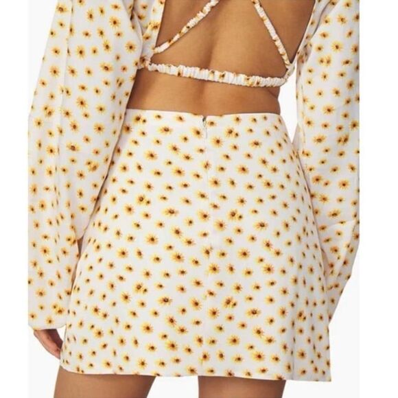 WeWoreWhat Women's Mini Slip Skirt Ditsy Daisies Ivory Yellow Size Large NWT - Picture 2 of 9